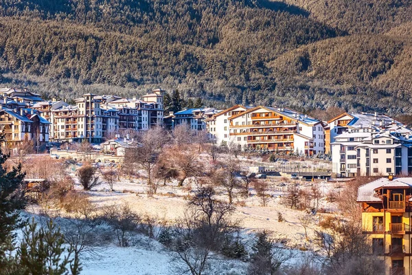 Häuser und Schneeberge in Bansko, Bulgarien — Stockfoto