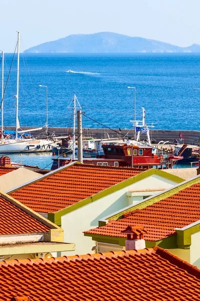 Nikiti, Sithonia, Greece, marina, mar, telhados vermelhos — Fotografia de Stock
