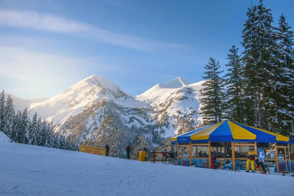 Skidorten Bansko, Bulgarien och skidåkare — Stockfoto