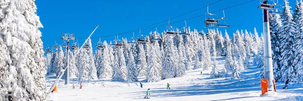 Вид на горнолыжный курорт, подъемник, склон — стоковое фото