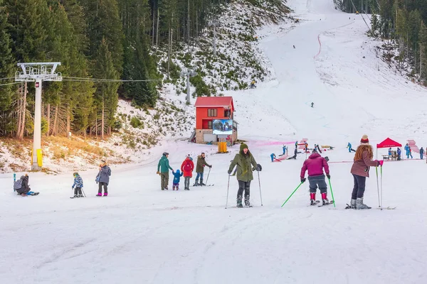 Ski resort Bansko, Bulgarien, människor, Bergen Visa — Stockfoto