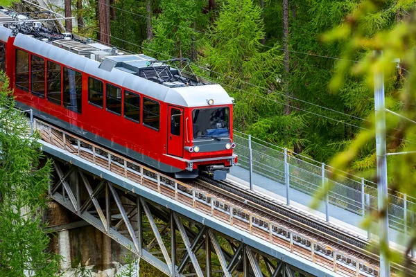 Zermatt, Szwajcaria. Pociąg Gornergrat na moście — Zdjęcie stockowe