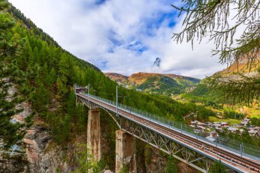 Zermatt, İsviçre. Gornergrat treni köprüde