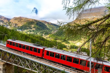 Zermatt, İsviçre. Gornergrat treni köprüde