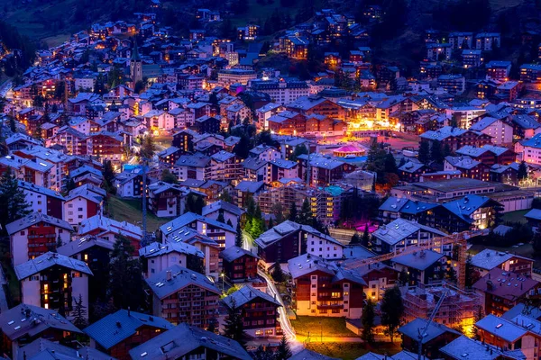 Luftaufnahme von Zermatt in der Abenddämmerung, Schweiz — Stockfoto