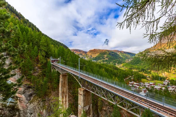 Zermatt, Suisse. Gornergrat train sur le pont — Photo