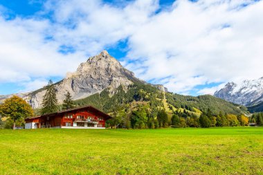 Kandersteg 'deki ev, dağlar, İsviçre