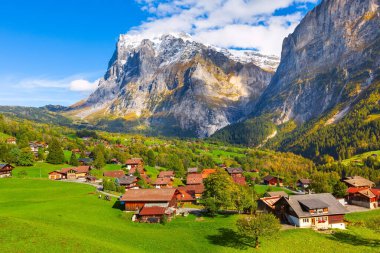 Grindelwald, İsviçre köyü ve dağların manzarası