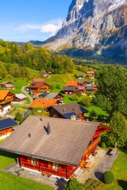 Grindelwald, İsviçre köyü ve dağların manzarası