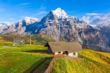 Grindelwald, İsviçre dağ evi ve dağ manzarası