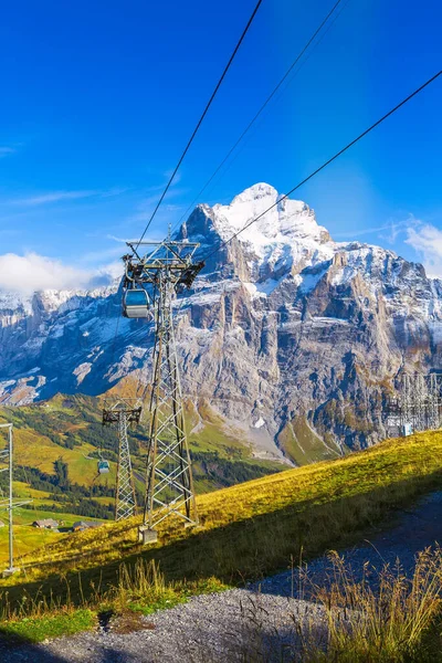 Grindelwald, Svizzera vista villaggio e montagne — Foto Stock