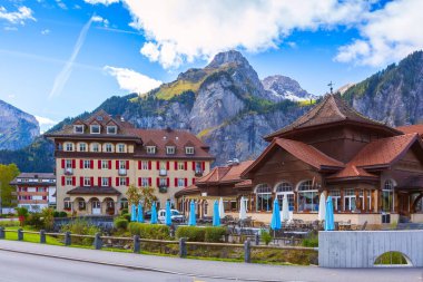 Kandersteg 'deki sokak manzarası, dağlar, İsviçre