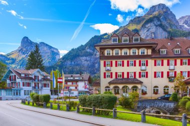 Kandersteg 'deki sokak manzarası, dağlar, İsviçre