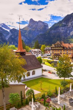 Kandersteg 'deki kilise, dağlar, İsviçre