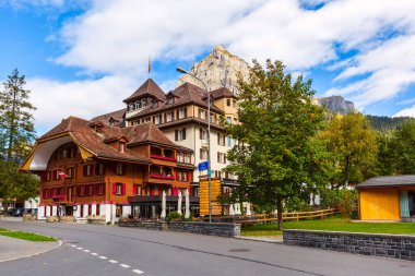 Kandersteg 'deki sokak manzarası, dağlar, İsviçre
