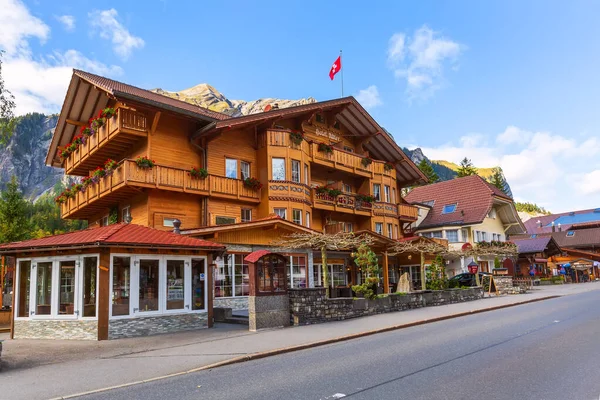 Straßenblick in Kandersteg, Berge, Schweiz — Stockfoto