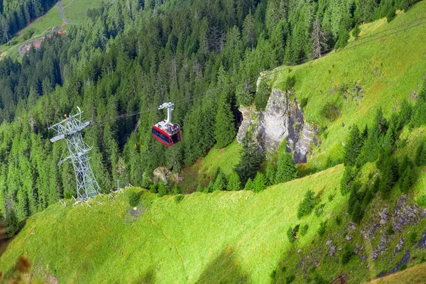 从瑞士瓦尔特到曼尼肯的缆车 — 图库照片