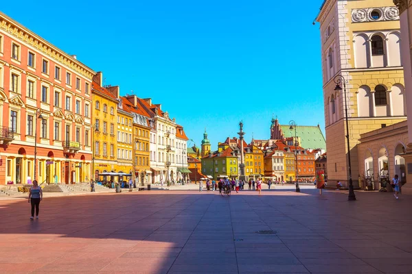 Varşova, Polonya - 24 Haziran 2019: Polonya'nın başkentinin Eski Kent'indeki Kale Meydanı'nda renkli evler ve Sigismund Sütunu