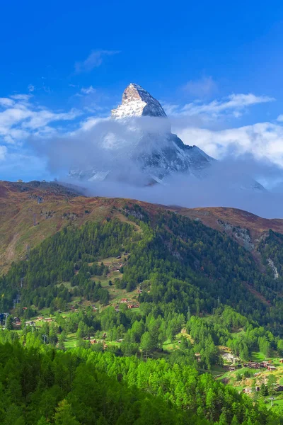 松の森 スイス スイスアルプスのマッターホルン雪のマウントと美しい高山の村 — ストック写真