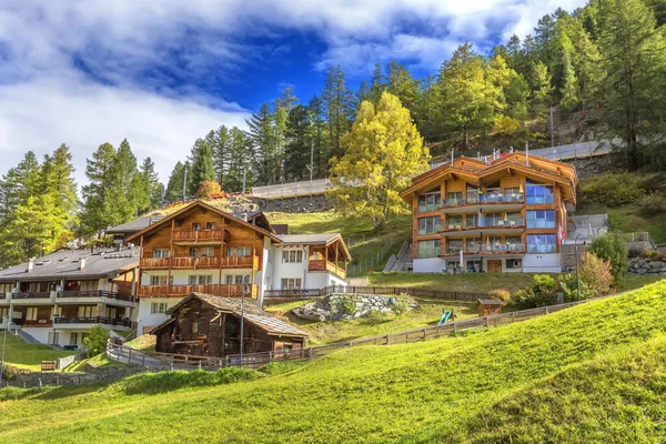 Houses in Zermatt alpine village, Switzerland — Stock Photo, Image