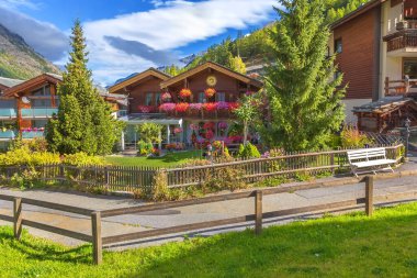 İsviçre 'nin Zermatt Alp köyündeki evler