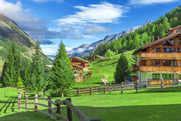 Σπίτια σε αλπικό χωριό Zermatt, Ελβετία — Φωτογραφία Αρχείου