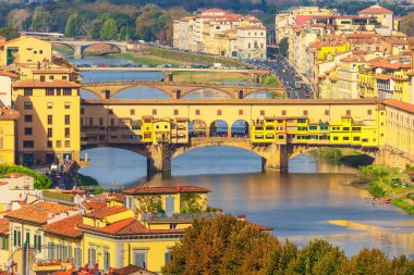 Ponte Vecchio, Floransa, İtalya ile şehir manzarası