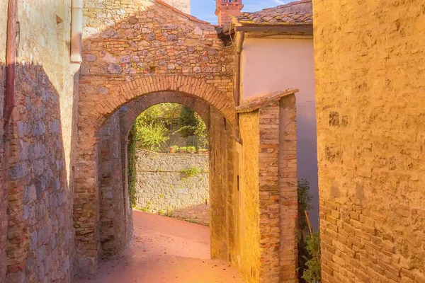 Łuk uliczny w San Gimignano, Toskania, Włochy — Zdjęcie stockowe