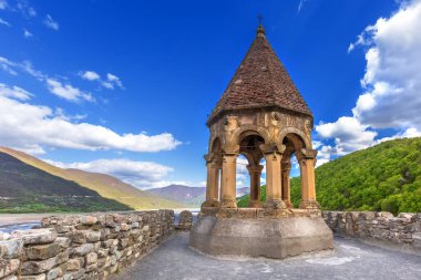 Gürcistan 'daki Aragvi Nehri' ndeki Ananuri şatosu