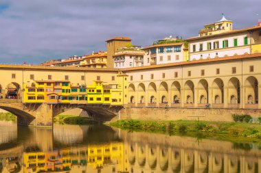 Arno Nehri ve köprü, Floransa, İtalya