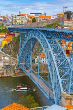 Portekiz 'in tarihi Porto şehrinin Dom Luiz köprüsü manzarası.