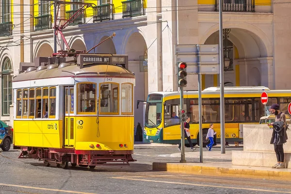 Lizbona, Portugalia żółty tramwaj — Zdjęcie stockowe