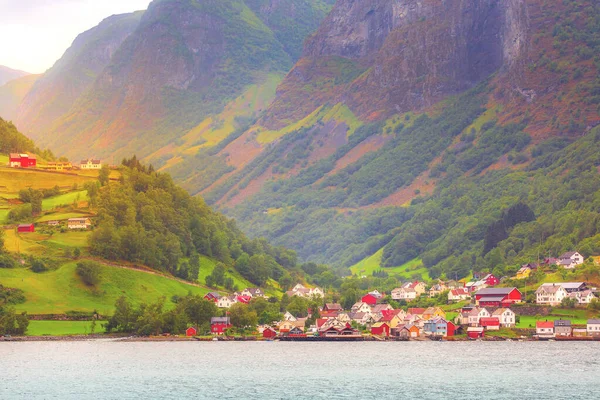 Noruega aldeia e fiorde paisagem — Fotografia de Stock