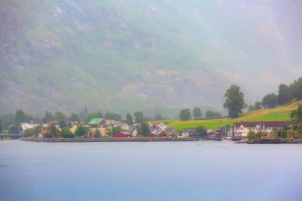 Норвегия деревня и горный пейзаж — стоковое фото