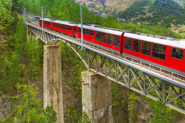 Zermatt, Suiza. Tren Gornergrat en puente — Foto de Stock
