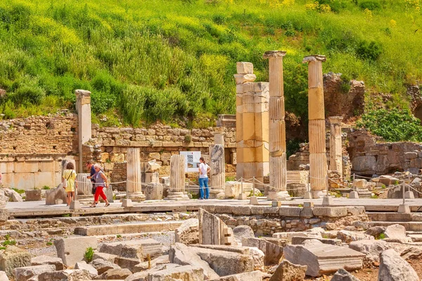 A törökországi Ephesus régi romjait látogató emberek — Stock Fotó