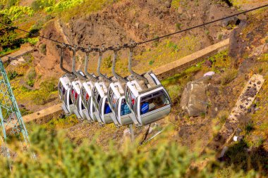 Yunanistan 'ın Santorini kentindeki eski limandan teleferik.