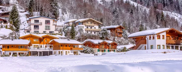 Зимняя снежная деревня в Австрийских Альпах — стоковое фото