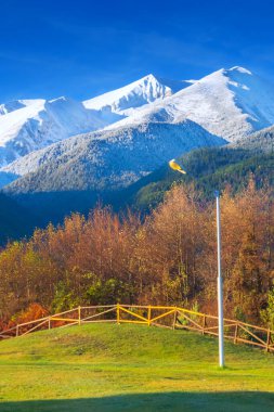 Bulgaristan 'ın Bansko kentinde sonbahar manzarası