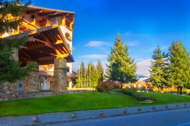 Bansko, Bulgaristan sonbahar sokağı ve dağ manzarası