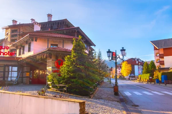 Bansko, Bulgarien höst gata och snö berg — Stockfoto