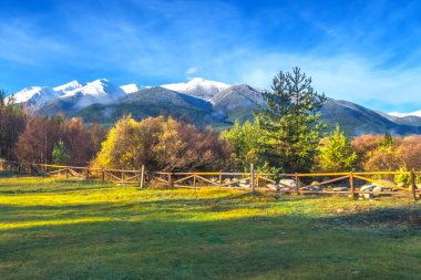 Bulgaristan 'ın Bansko kentinde sonbahar manzarası