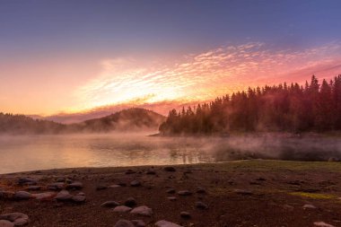 Gölde doğan güneşle güzel bir sabah