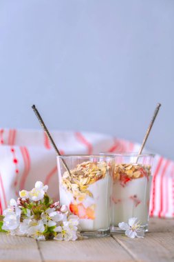 Yoğurtlu müsli ve taze böğürtlen, çiçekler