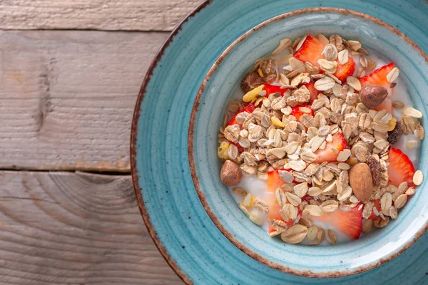 Świeże jogurty truskawkowe i musli bowl — Zdjęcie stockowe