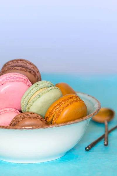 Macaroons coloridos. Boliche de macarons doces — Fotografia de Stock