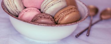 Renkli kurabiyeler. Tatlı badem kurabiyesi afişi