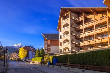 Bansko, Bulgaristan sonbahar sokağı ve kar dağı