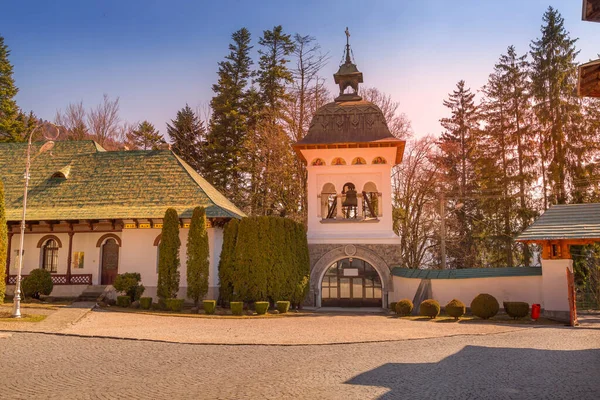 Romênia, campanário e portão do Mosteiro de Sinaia — Fotografia de Stock