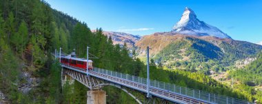 Zermatt, İsviçre. Gornergrat treni köprüde